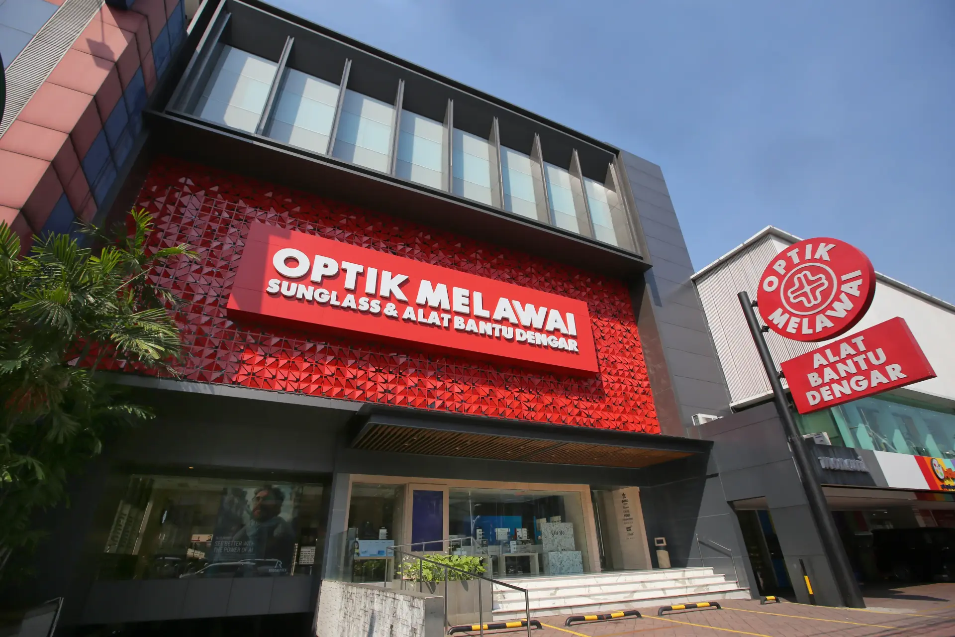 Tampak depan gerai atau area display bingkai Optik Melawai.